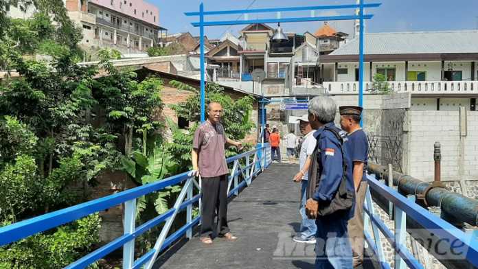 Pembantu Direktur III, Anggit Murdani saat mengecek peresmian ”Blue Bridge Polinema”. (Lisdya)