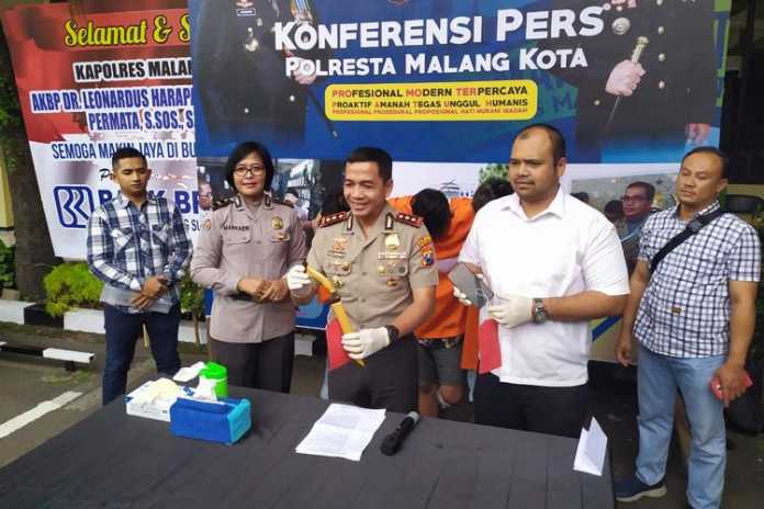 Kapolresta Malang Kota AKBP Leonardus Simarmata menunjukkan barang bukti badik kepada awak media. (deny rahmawan)