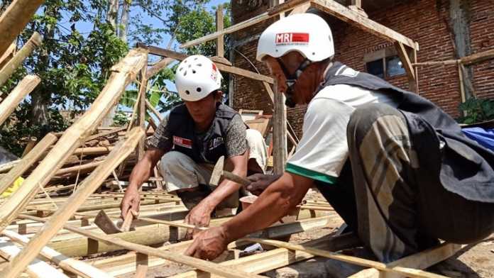ACT membantu bangun rumah nenek Siani di Malang. (Istimewa)