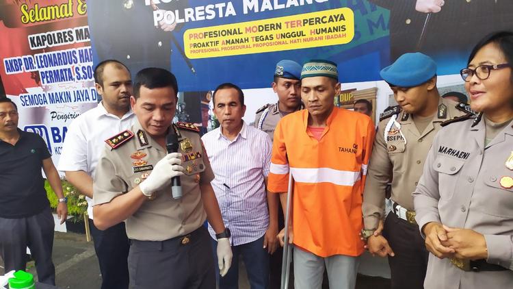 Kapolresta Malang Kota AKBP Leonardus Simarmata bersama pelaku tahanan kabur yang kembali ditangkap. (deny rahmawan)