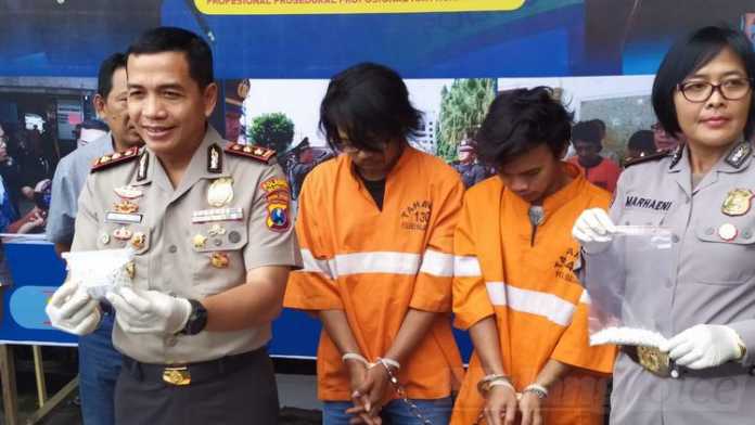 Kapolresta Malang Kota AKBP Leonardus Simarmata menunjukkan barang bukti dari tersangka pengedar pil koplo. (deny rahmawan)