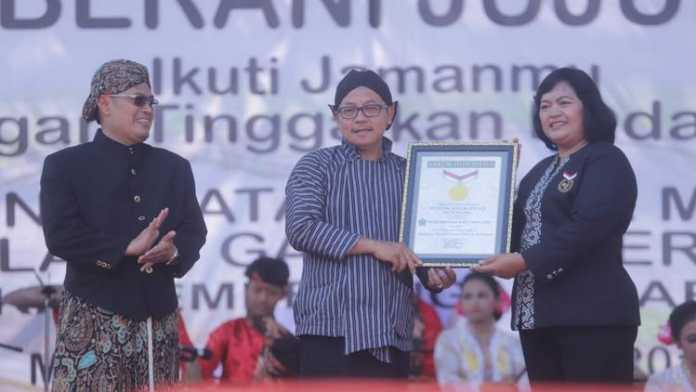 Wali Kota Malang, Sutiaji menerima piagam pemecahan rekor MURI di Balai Kota Malang, Kamis (12/12). (Humas Pemkot Malang)