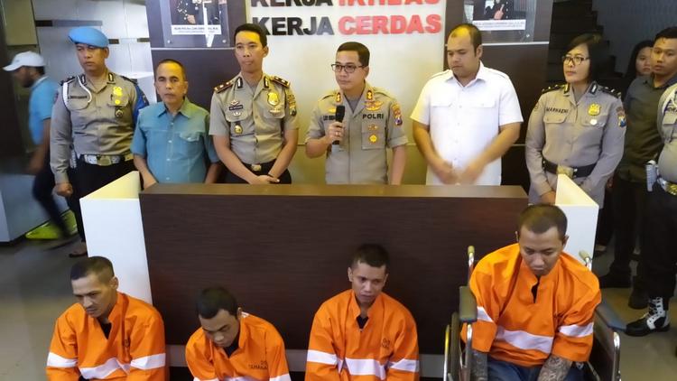 Kapolresta Malang Kota AKBP Leonardus Simarmata mengumpulkan empat tahanan kabur. (deny rahmawan)