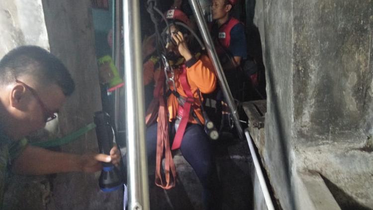 Korban saat dievakuasi petugas (Istimewa/PMI Kabupaten Malang)