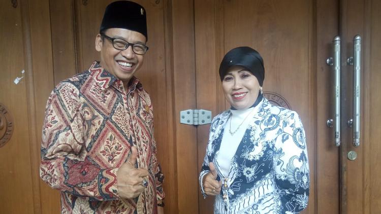 Ketua Komisi D DPRD Kota Malang, Achmad Wanedi beserta Kepala Dinas Pendidikan Kota Malang, Zubaidah. (Lisdya)