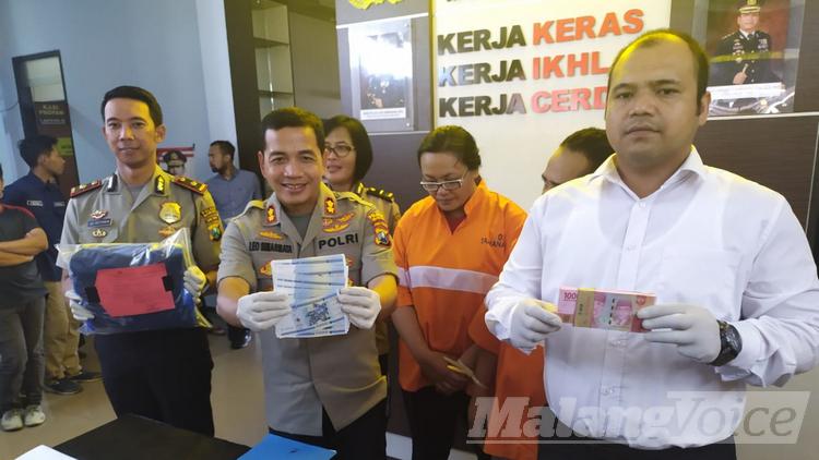 Dua pelaku penipuan yang merupakan suami istri asal Magelang dirilis Mapolresta Malang Kota. (deny rahmawan)
