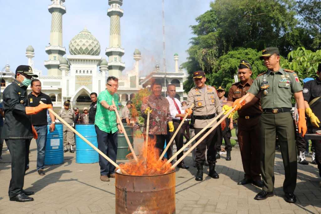 Pemusnahan miras di Alun-Alun Merdeka Kota Malang. (Istimewa)