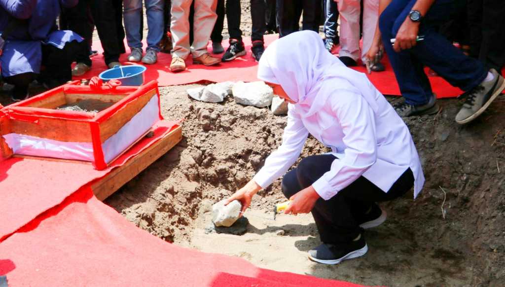Gubernur Jawa Timur, Khofifah Indar Parawansa secara simbolis meletakkan batu pertama pembangunan Museum HAM Munir, Minggu (8/12).