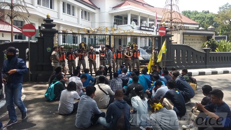 Suasana demonstrasi massa PC PMII Kota Malang di depan Balai Kota Malang, Senin (9/12). (Aziz Ramadani MVoice)