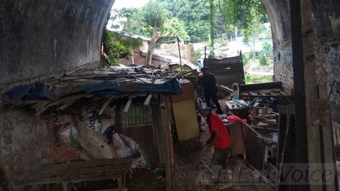 Penampakan bangunan liar di kolong Jembatan Kahuripan dibongkar penghuninya, Kamis (12/12). (Aziz Ramadani MVoice)