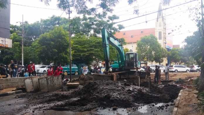 Pengerjaan drainase di Jalan Majapahit, Rabu (18/12). (Aziz Ramadani MVoice)