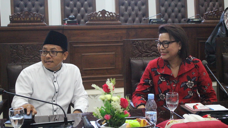 Wali Kota Malang Sutiaji bersama Wakil Ketua KPK Basaria Panjaitan di gedung DPRD Kota Malang, Rabu (4/12). (Aziz Ramadani MVoice)