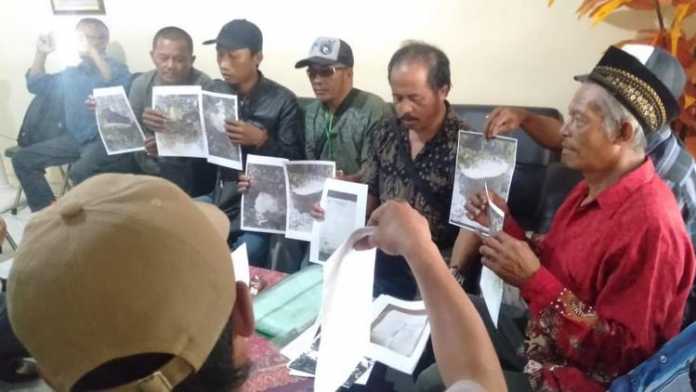 Perwakilan Warga Desa Ngenep saat ditemui awak media di Media Center Polres Malang. (Toski D).