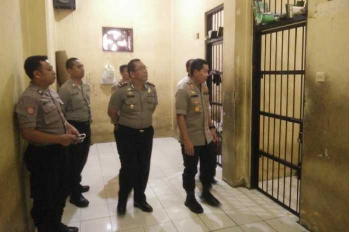 Kapolresta Malang Kota AKBP Leonardus Simarmata mengecek kondisi ruang tahanan. (istimewa)