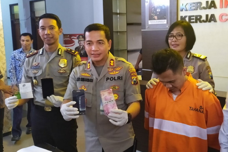 Kapolresta Malang Kota AKBP Leonardus Simarmata menunjukkan barang bukti hasil kejahatan tersangka. (deny rahmawan)