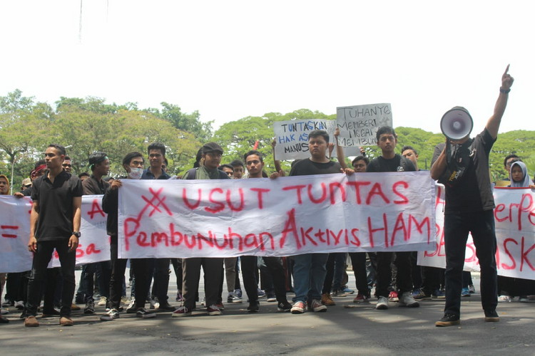 Massa aksi BEM se-Malang Raya berunjuk rasa di depan gedung DPRD Kota Malang, Selasa (10/12). (Aziz Ramadani MVoice)