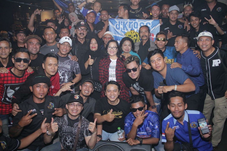 d'Kross tour silaturahmi bersama Aremania Dewata di Bali. (Istimewa)
