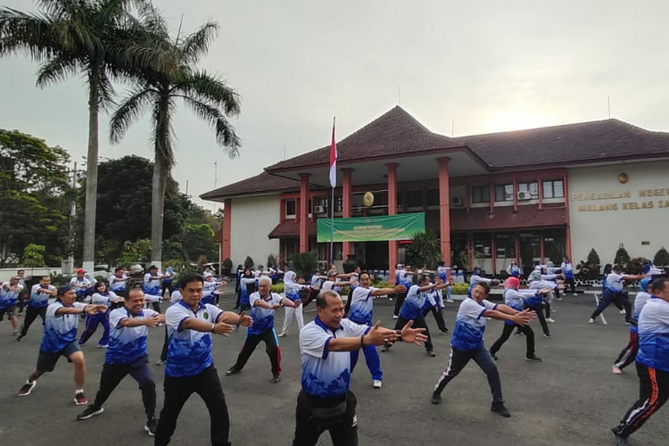 Olahraga bersama yang digelar DPC Peradi Malang Raya di PN Malang. (Istimewa)