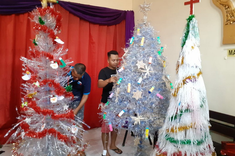 Pohon Natal berbahan limbah daur ulang di GKJW Kedungkandang. (Aziz Ramadani MVoice)
