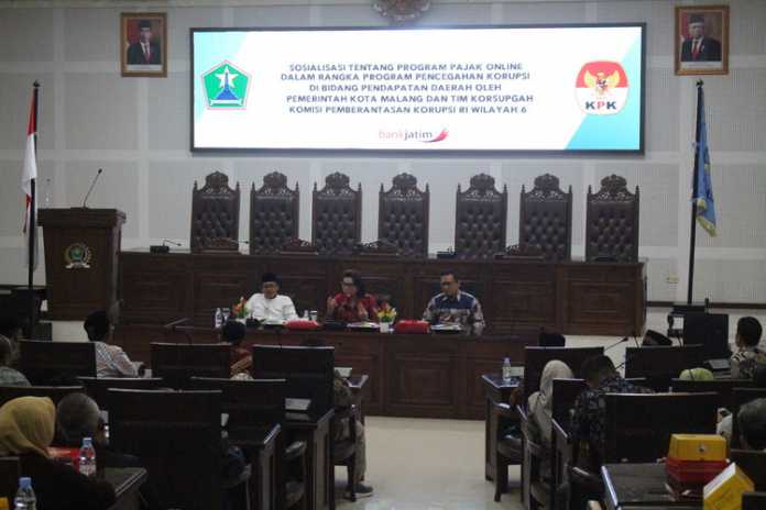 Wakil Ketua KPK Basaria Panjaitan bersama Wali kota Malang Sutiaji di gedung DPRD Kota Malang, Rabu (4/12). (Aziz Ramadani MVoice)