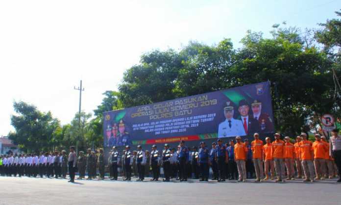 Apel Gelar Pasukan Operasi Lilin Semeru dalam Rangka Pengamanan Natal 2019 dan Tahun Baru 2020 yang dilaksanakan di Alun-alun Kota Batu, Kamis (19/12).