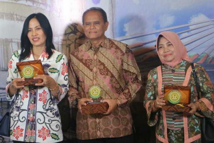 Kepala Dinas Perdagangan Kota Malang Wahyu Setianto menerima penghargaan Pasar Tertib Ukur 2019 Kementerian Perdagangan di Bandung Jawa Barat, Jumat (20/12). (Humas Pemkot Malang)