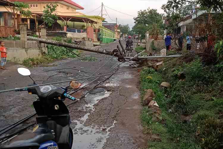 Beberapa Rumah rusak dan tiang listrik roboh, serta pohon akibat hujan deras disertai angin kencang di Desa Dengkol, Singosari, dan Desa Gunungjati, Jabung. (Istimewa/PB PMI Kabupaten Malang).