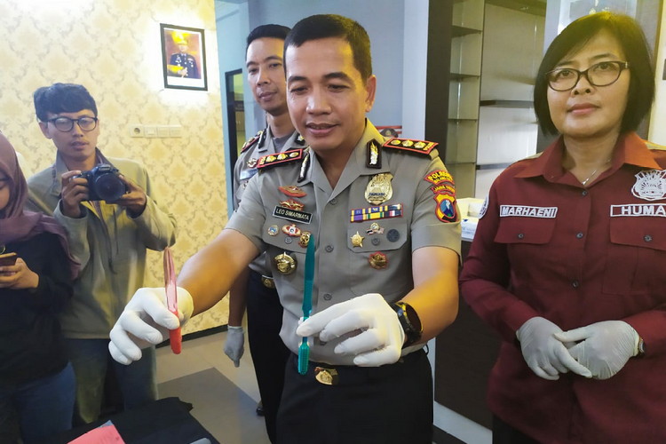 Kapolresta Malang Kota AKBP Leonardus Simarmata menunjukkan senjata tajam milik salah satu tahanan kabur. (deny rahmawan)