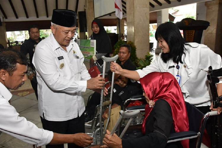 Bupati Malang HM Sanusi saat memberikan bantuan pada Disabilitas. (Toski D).