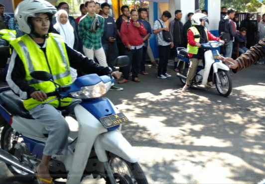 Praktik pembuatan SIM di Polresta Malang Kota. (deny rahmawan)