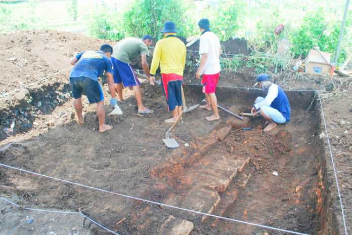 Proses ekskavasi terhadap temuan struktur bata kuno yang diperkirakan situs candi pra Majapahit di Desa Pendem, Kota Batu, Jumat (13/12).