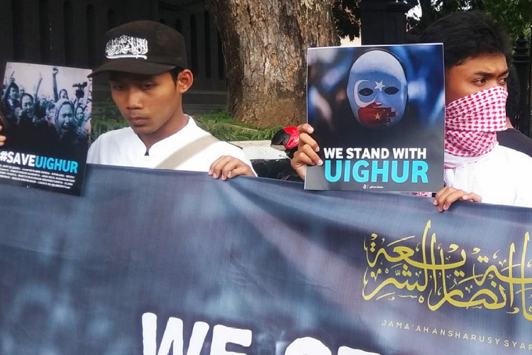 Jamaah Ansharusy Syariah menggelar aksi solidaritas untuk Muslim Uighur di depan gedung DPRD Kota Malang, Jumat (20/12). (Aziz Ramadani MVoice)