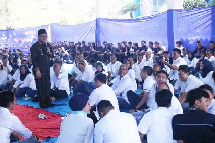 Wali Kota Malang Sutiaji berdialog dengan pegawai PDAM di kantor PDAM kota Malang, Senin (2/12). (Humas Pemkot Malang)