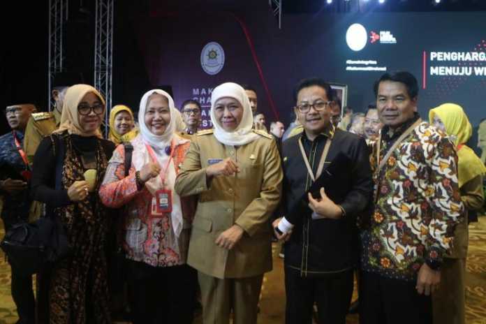 Wali Kota Malang Sutiaji menerima penghargaan Pembangunan Zona Integritas 2019, Selasa (10/12). (Humas Pemkot Malang)