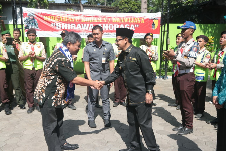 Wali Kota Malang Sutiaji menerima Tim Juri Penilaian Lomba Sinergitas Kinerja Kecamatan di Kantor Kecamatan Blimbing, Senin (9/12). (Humas Pemkot Malang)