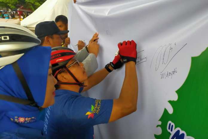 Wali Kota Malang Sutiaji tanda tangan deklarasi damai kampanye kerukunan umat di Simpang Balapan Jalan Ijen, Minggu (15/12). (Humas Pemkot Malang)