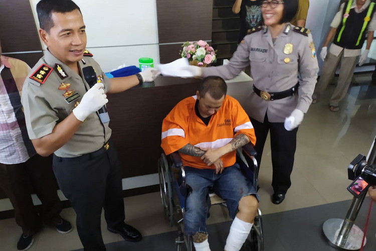Kapolresta Malang Kota AKBP Leonardus Simarmata bersama tahanan kabur yang kembali ditangkap. (deny rahmawan)