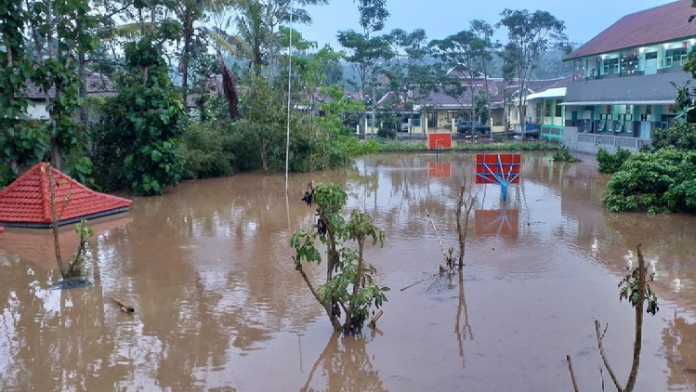 Suasana sekolah MTsN Malang 4 Sumawe yang terendam air. (Istimewa/PB PMI Kabupaten Malang).