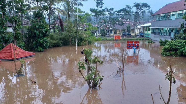 Suasana sekolah MTsN Malang 4 Sumawe yang terendam air. (Istimewa/PB PMI Kabupaten Malang).