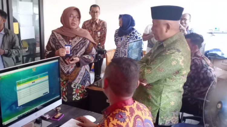 Bupati Malang HM Sanusi saat sidak di Dispendukcapil Pemkab Malang. (Toski D).