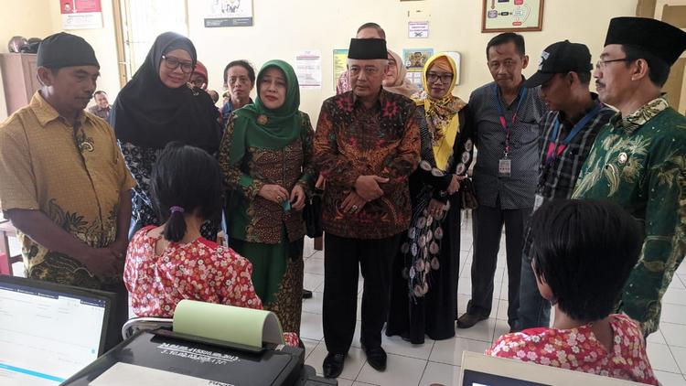 Bupati Malang, HM Sanusi, saat menjenguk Titin Yuniarsih (42)​ dan Anis Mufidah (36) di Rumah Sakit Jiwa (RSJ) Lawang. (Istimewa)