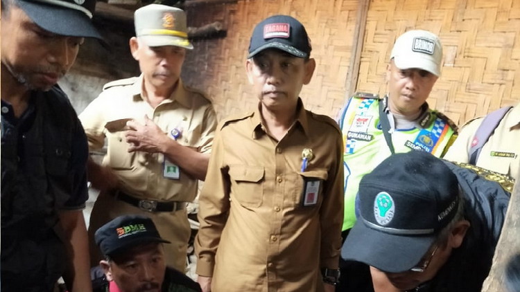 Kepala Dinas Sosial Kabupaten Malang H Nur Hasyim (tengah, bertopi hitam) turut hadir mengevakuasi ODGJ di Pagak Kabupaten Malang, Selasa (7/1). (Istimewa)