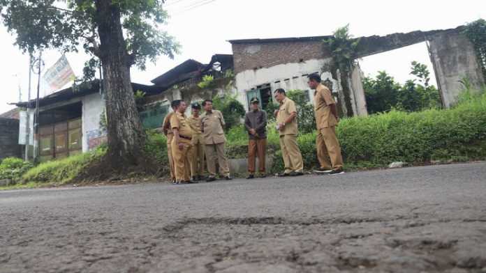 Wali Kota Malang Sutiaji didampingi Kepala DPUPR Perkim Hadi Santoso meninjau jalan rusak di kawasan Kelurahan Cemorokandang, Senin (13/1). (Humas Pemkot Malang)