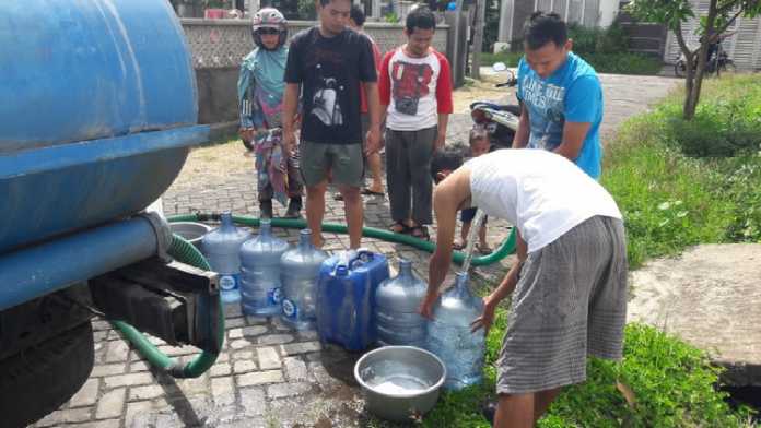 Truk tangki air bersih milik Perumda Tirta Kanjuruhan Kabupaten Malang saat memberikan bantuan air bersih kepada masyarakat Kota Malang. (Istimewa).