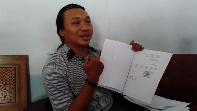 Kuasa hukum ahli waris keluarga almarhum Maluin Mail, Wiwid Tuhu Prasetyanto, saat menunjukkan Surat Keputusan dari PN hingga MA. (Toski D).