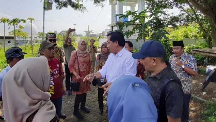 Dirut Perumda Tugu Tirta Nor Muhlas bersama anggota Komisi B DPRD Kota Malang, Selasa (21/1). (Aziz Ramadani MVoice)