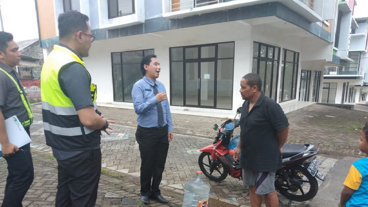 Direktur Perumda Tugu Tirta Kota Malang, saat meninjau suplai air bersih. (Istimewa).