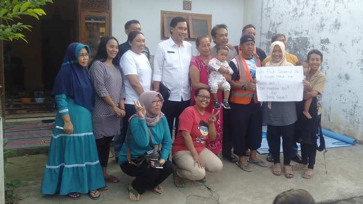 Direktur Perumda Tugu Tirta Kota Malang, M. Nor Muhlas saat foto bersama dengan beberapa warga City Side. (Toski D).