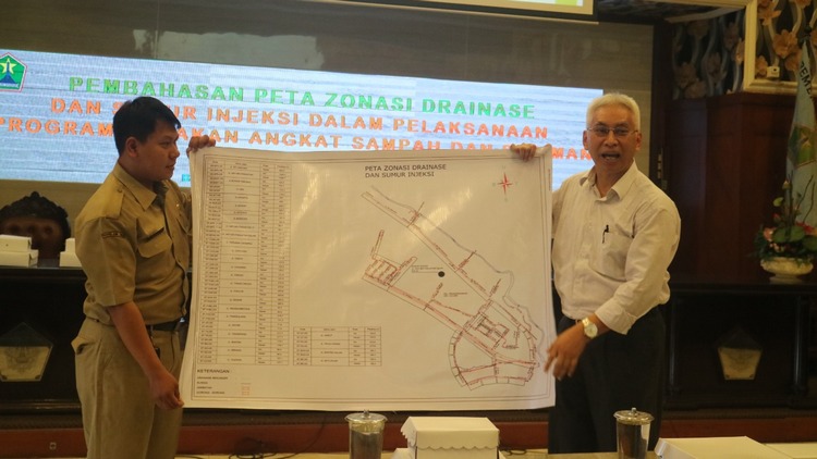 Pembahasan peta zona drainase dan sumur injeksi progam GASS di Balai Kota Malang, Senin (20/1). (Humas Pemkot Malang)