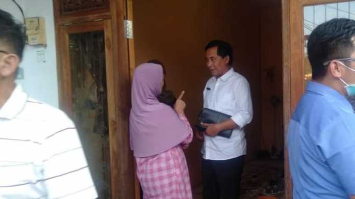 Direktur Perumda Tugu Tirta Kota Malang, M. Nor Muhlas saat foto bersama dengan beberapa warga City Side. (Toski D).